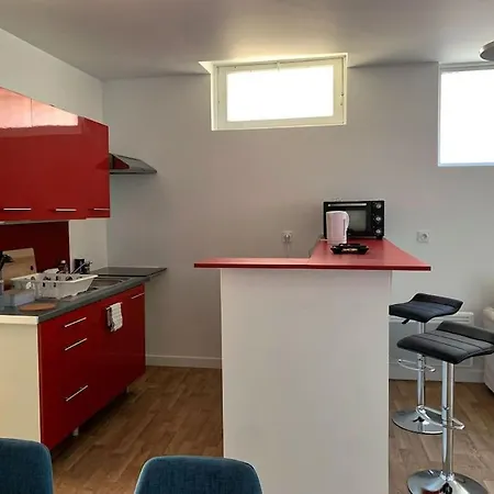 Spacieux Studio Avec Patio - Proche Centre דירה